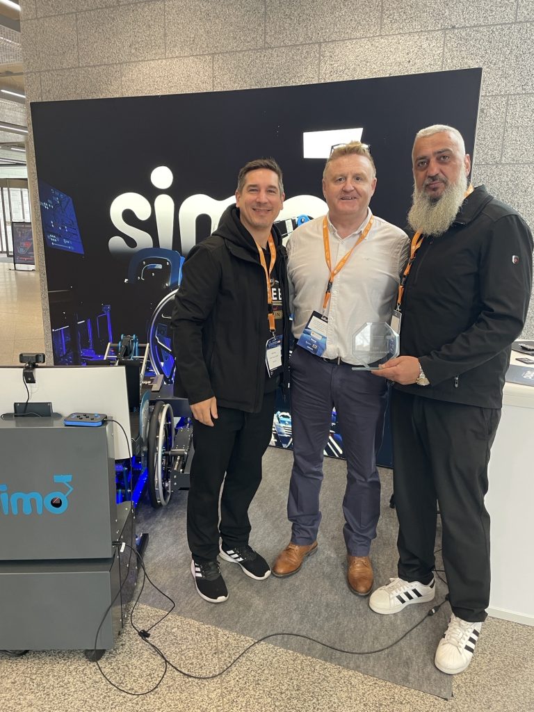 SIMO Team am Messestand mit dem ESS Innovation Award