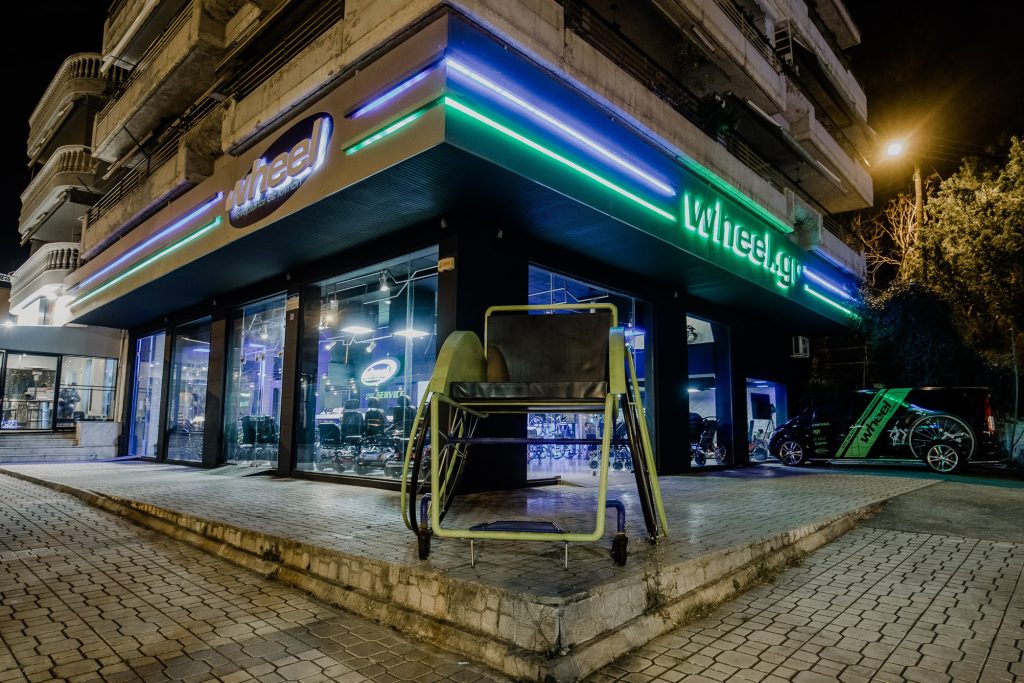 Wheel.gr Ladengeschäft in Thessaloniki bei Nacht